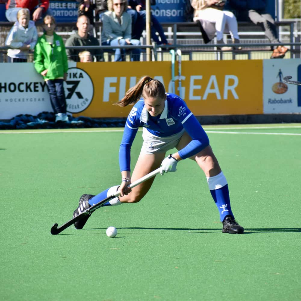 Actiefoto van Lieke in wedstrijdtenue tijdens hockey op het FikaGear hockeyveld bij hockeyvereniging HOD in Valkenswaard